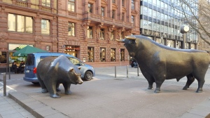 Stier und Bär vor Frankfurter Börse